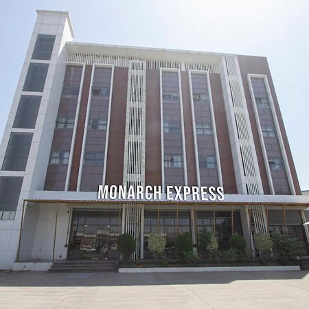 Hotel Monarch Express Chākan Exteriér fotografie