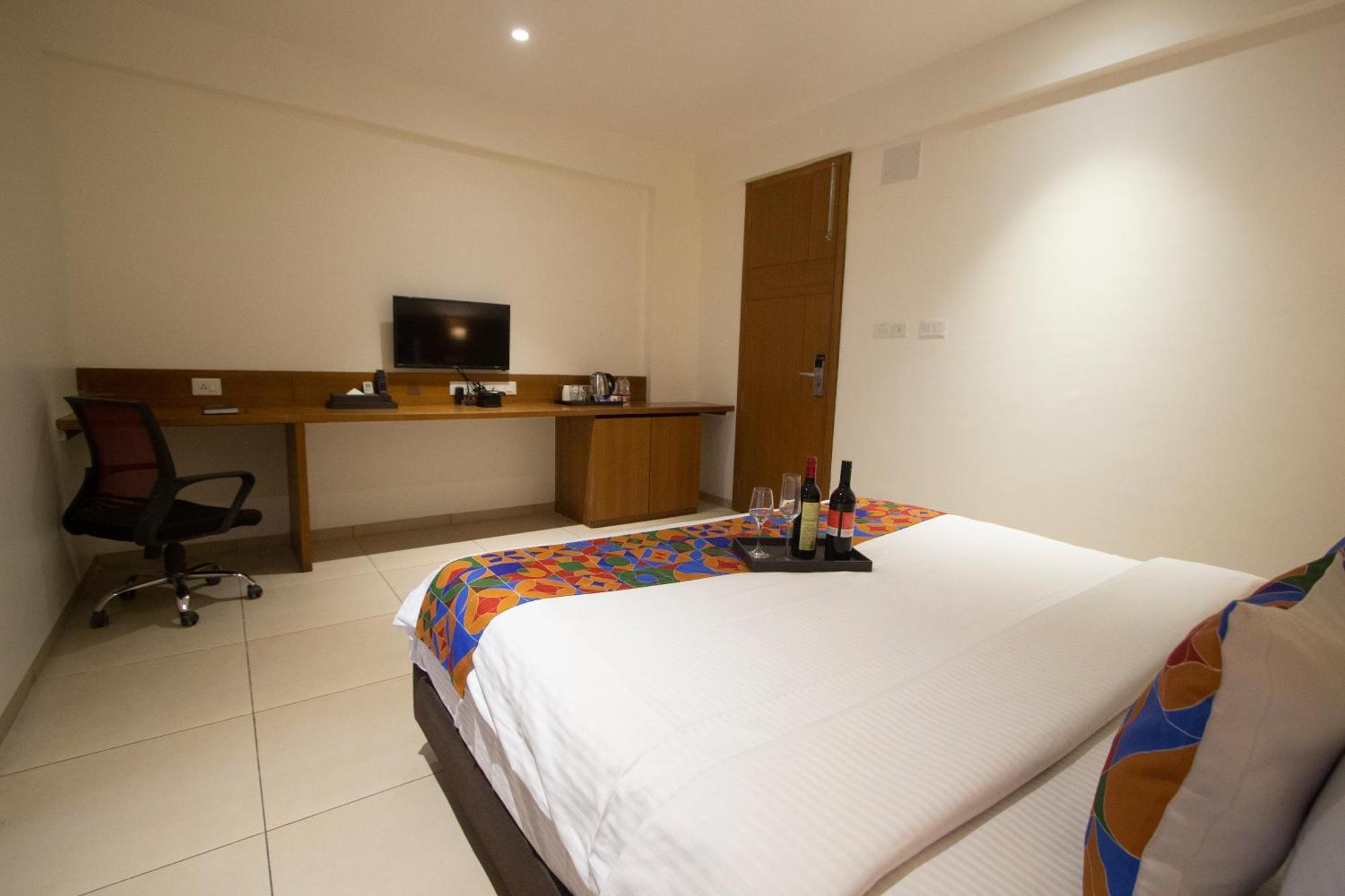 Hotel Monarch Express Chākan Exteriér fotografie