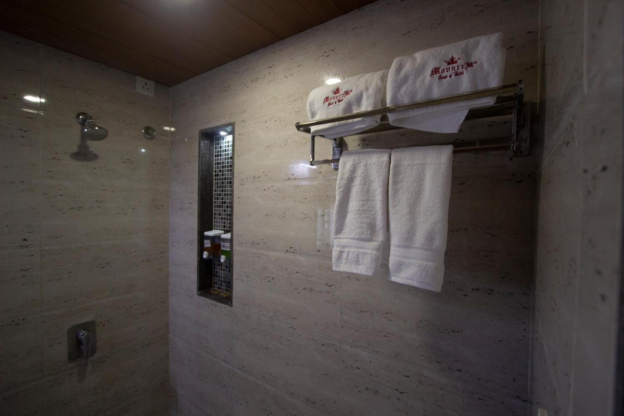 Hotel Monarch Express Chākan Exteriér fotografie