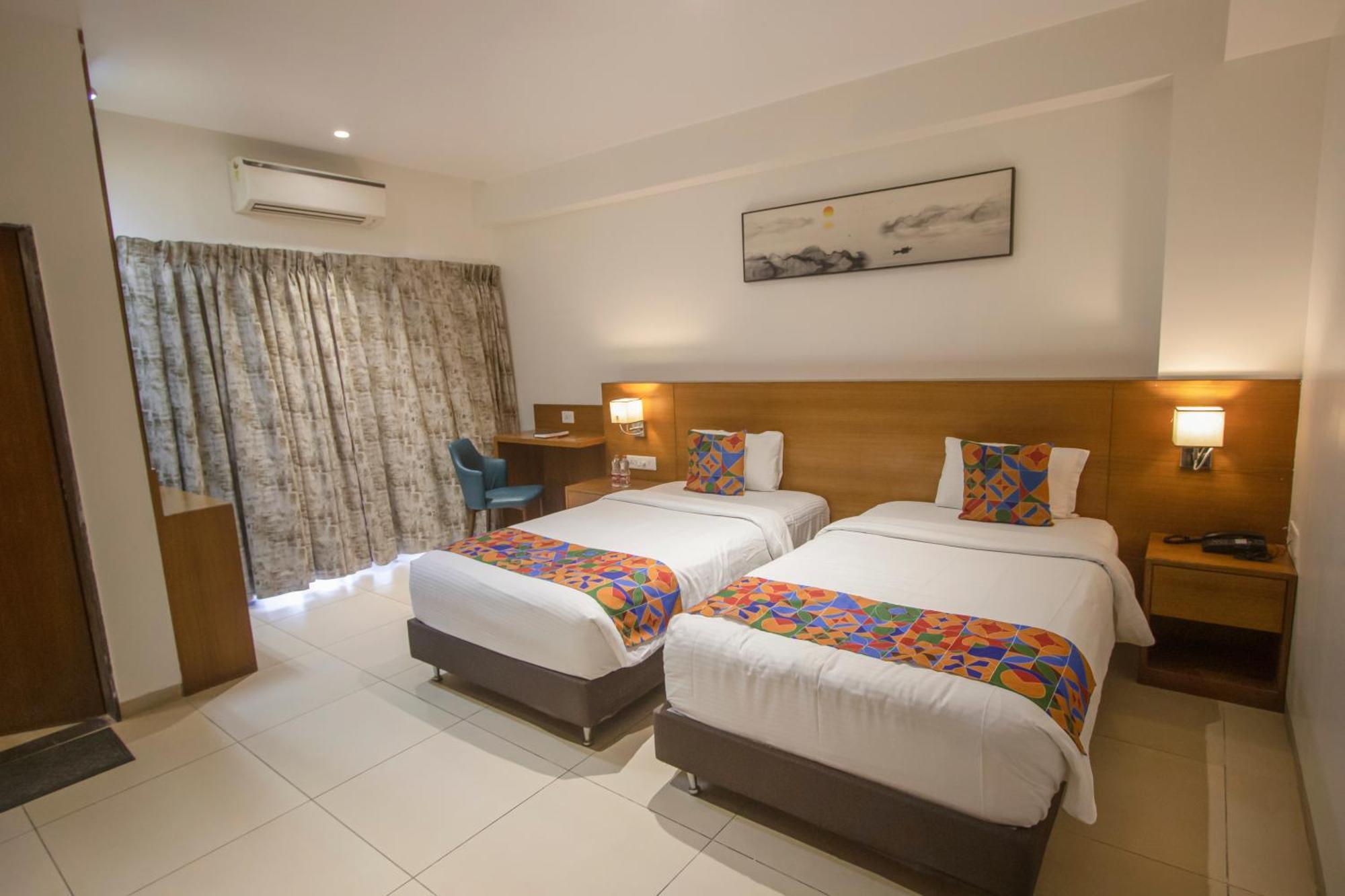 Hotel Monarch Express Chākan Exteriér fotografie