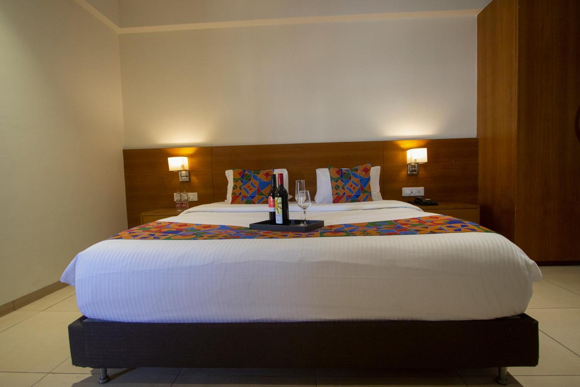 Hotel Monarch Express Chākan Exteriér fotografie