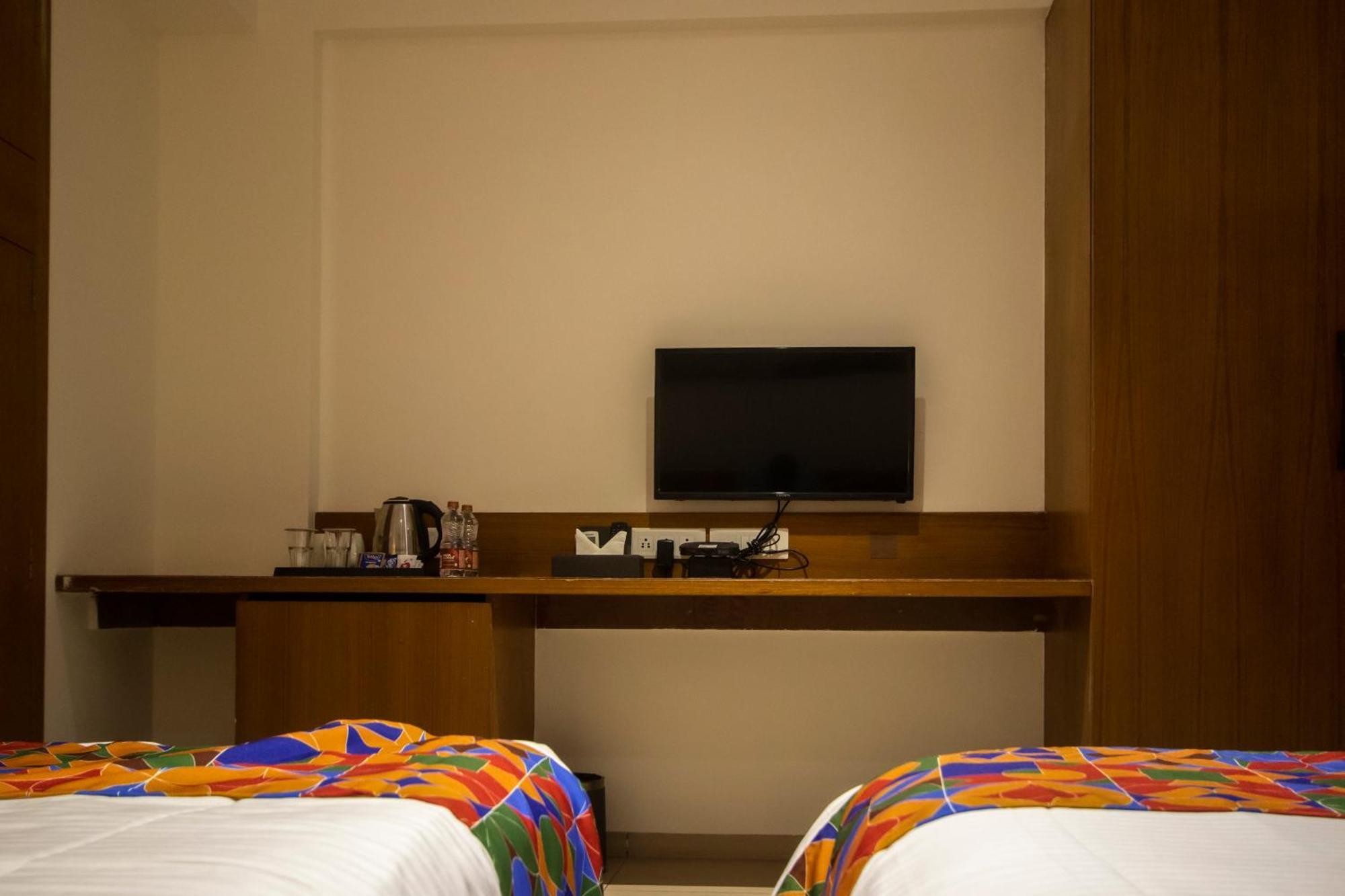 Hotel Monarch Express Chākan Exteriér fotografie