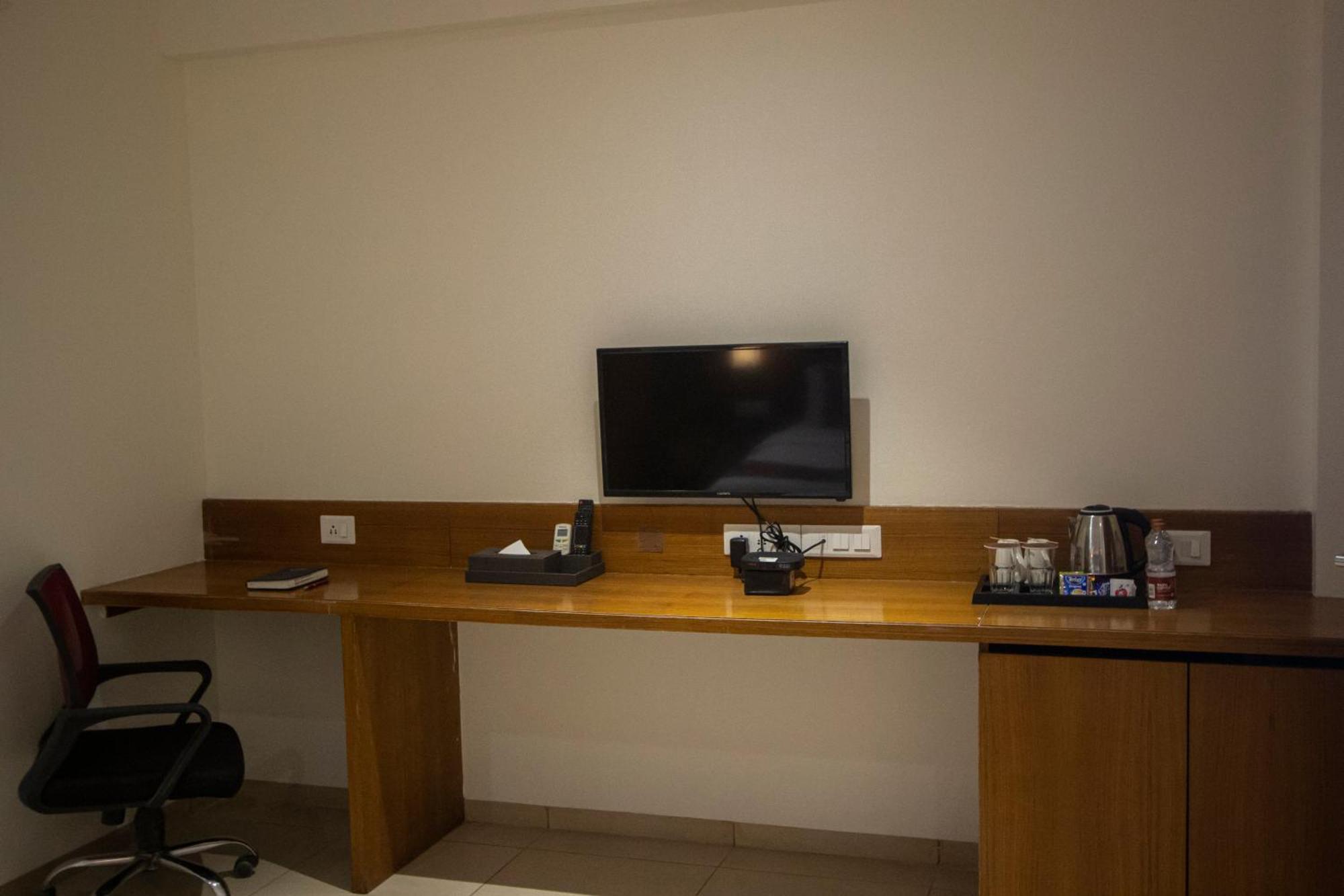 Hotel Monarch Express Chākan Exteriér fotografie