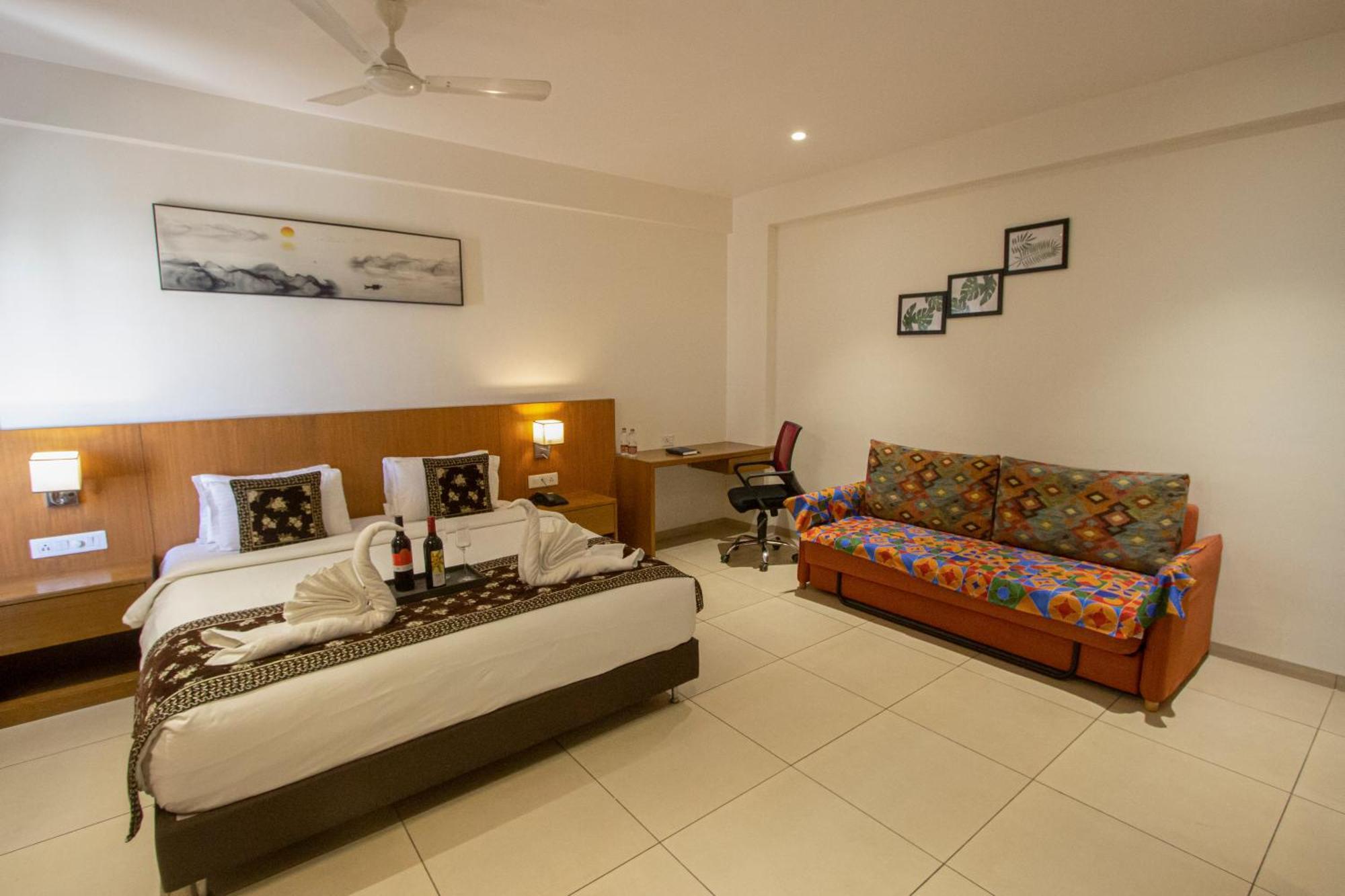 Hotel Monarch Express Chākan Exteriér fotografie