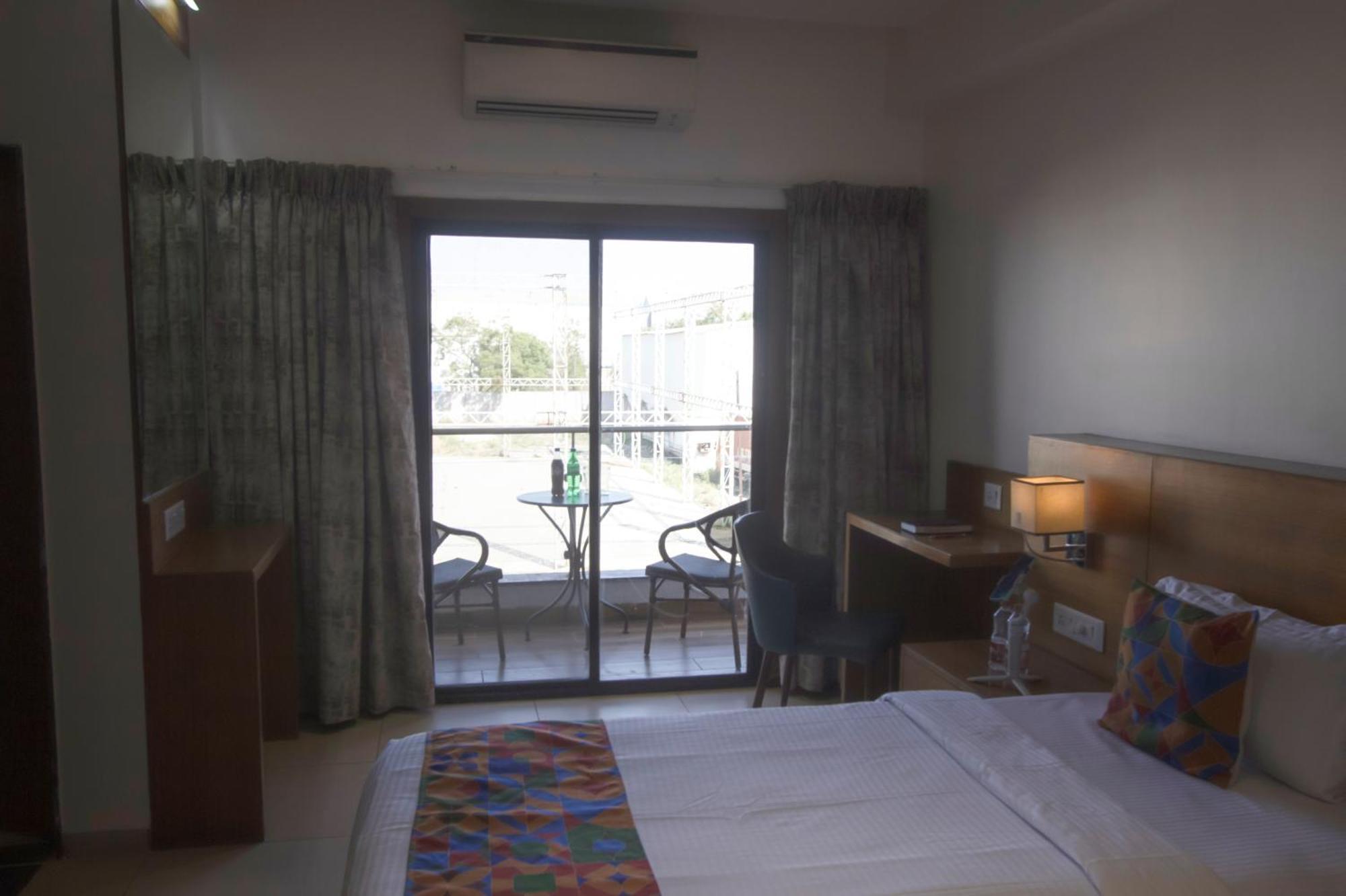 Hotel Monarch Express Chākan Exteriér fotografie