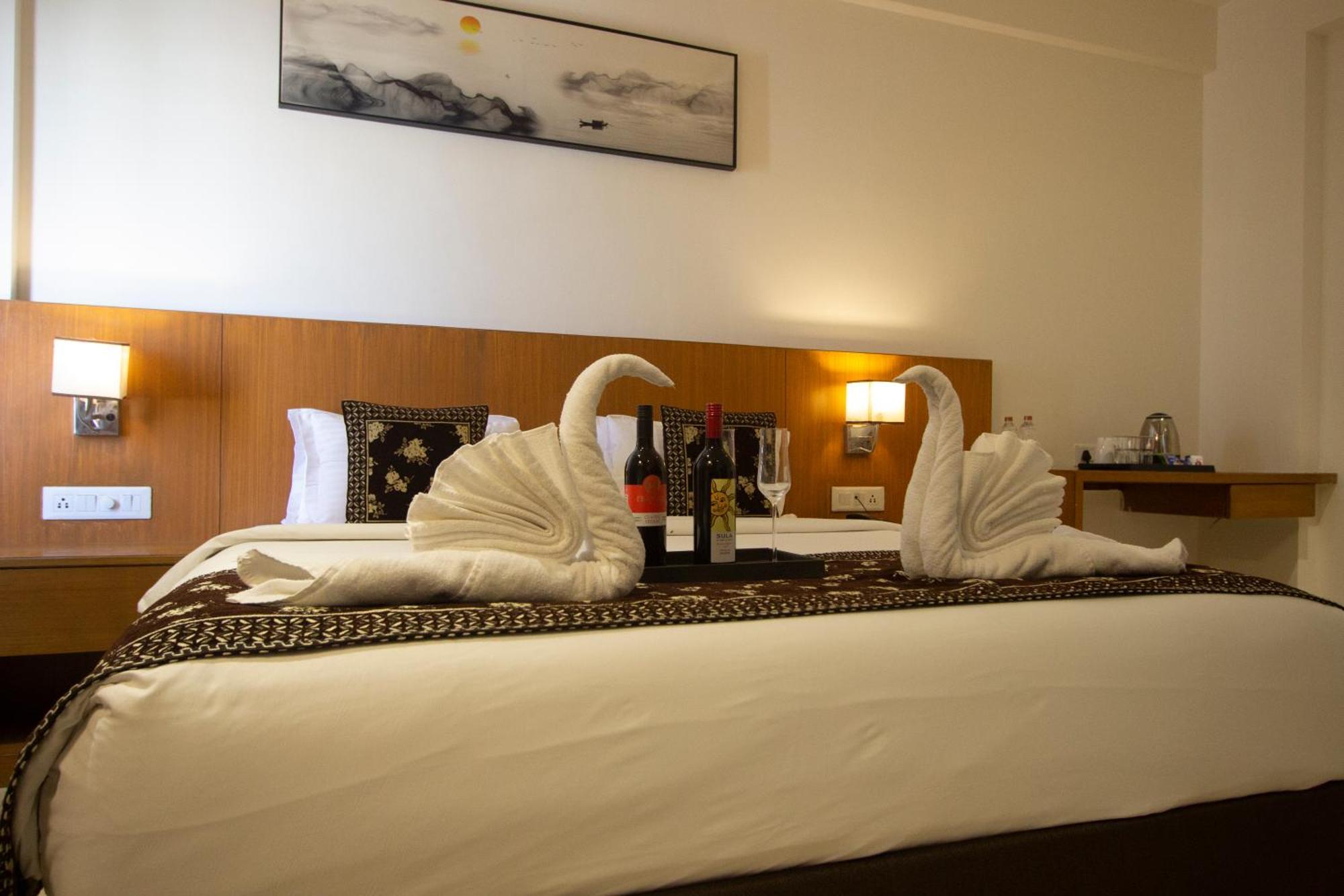 Hotel Monarch Express Chākan Exteriér fotografie