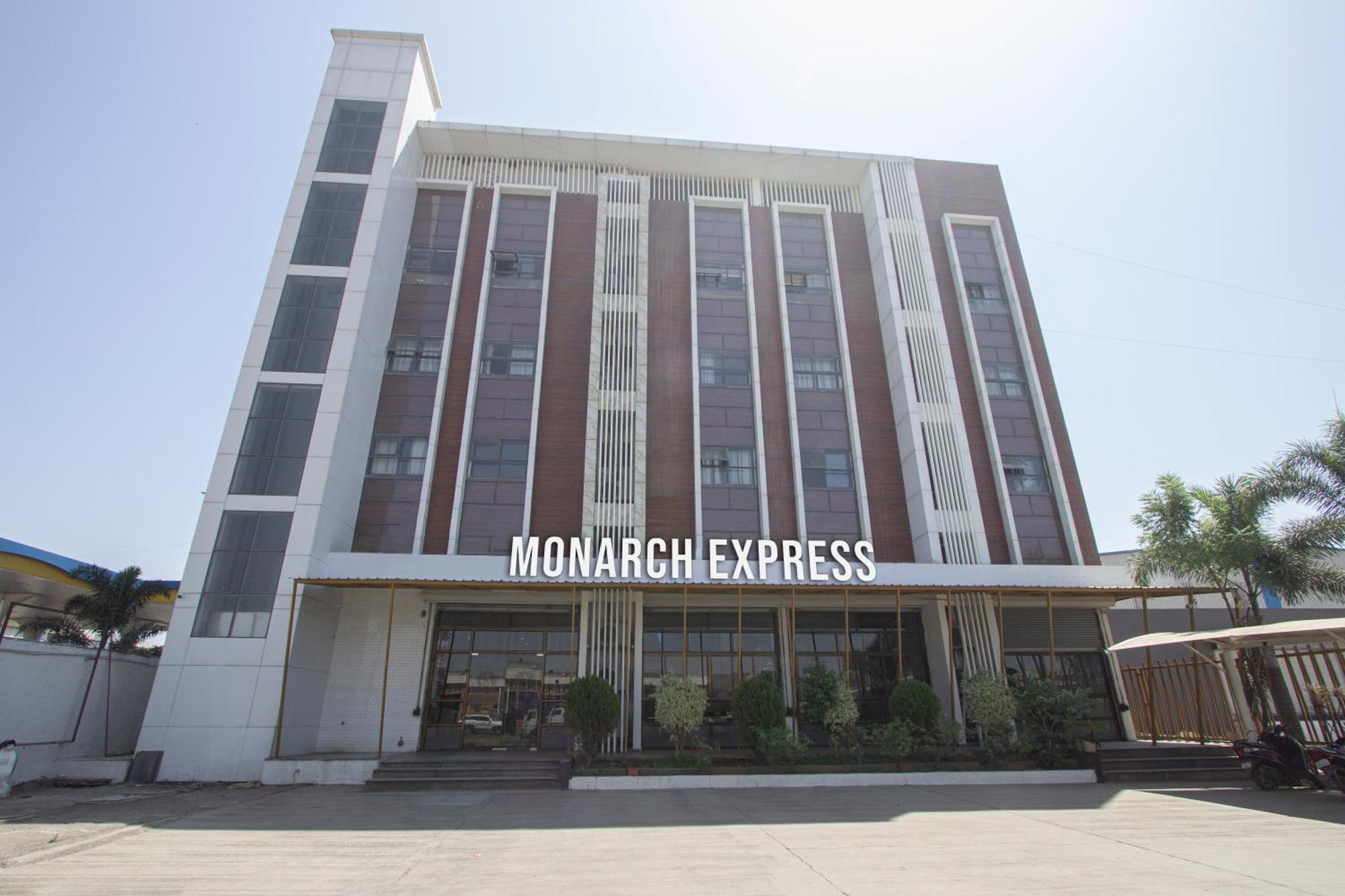Hotel Monarch Express Chākan Exteriér fotografie