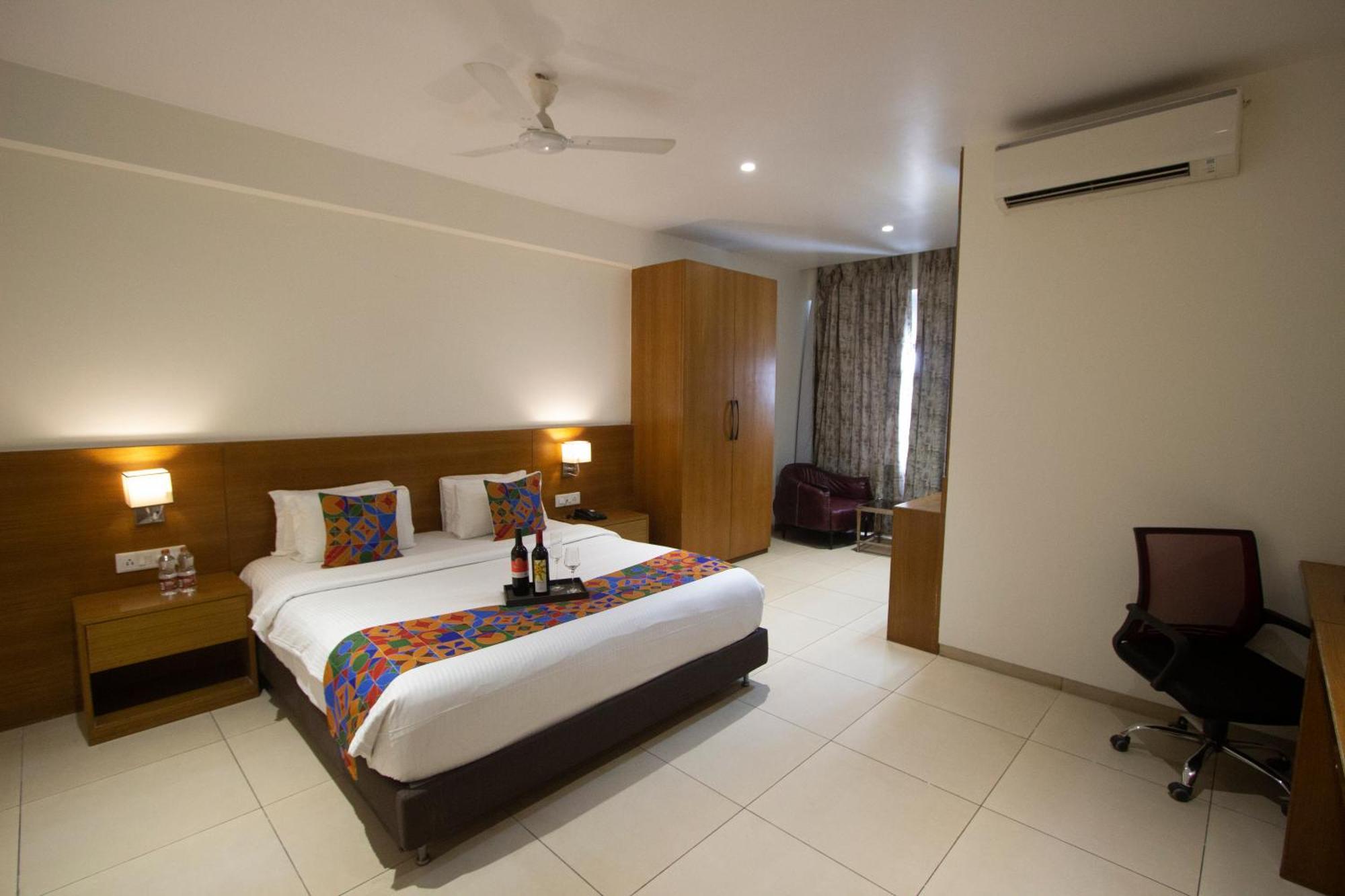 Hotel Monarch Express Chākan Exteriér fotografie